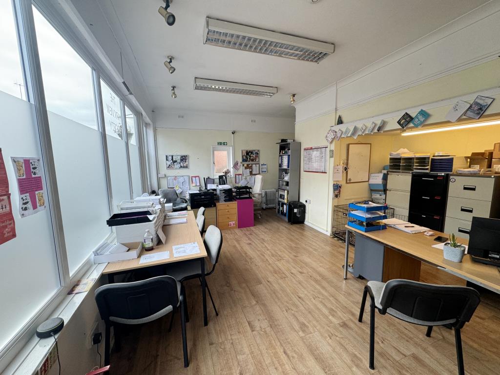 Lot: 30 - MIXED USE PROPERTY FOR INVESTMENT OR OCCUPATION - View of the interior of the commercial unit